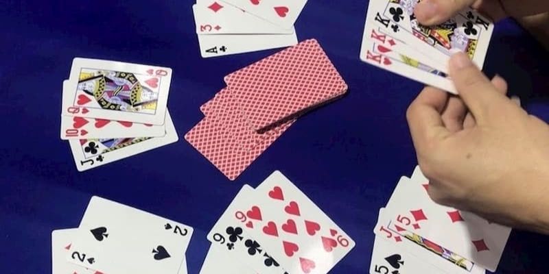 Giải thích khái niệm úp bỏ bài trong liêng và vai trò của nó